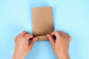 Diy babalar gün hediye çantası paketi gömlek kravat işçiliği kağıt mavi bir arka plan üzerinde.