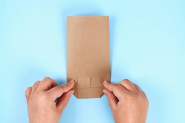 Diy babalar gün hediye çantası paketi gömlek kravat işçiliği kağıt mavi bir arka plan üzerinde.