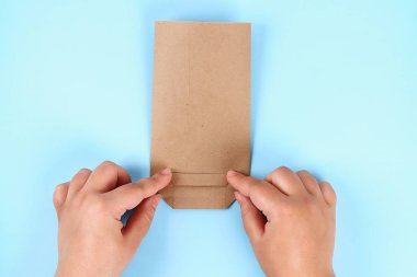 Diy babalar gün hediye çantası paketi gömlek kravat işçiliği kağıt mavi bir arka plan üzerinde.