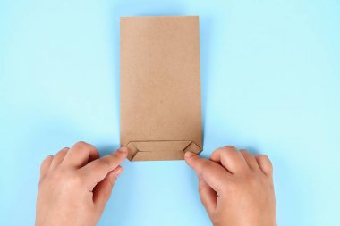 Diy babalar gün hediye çantası paketi gömlek kravat işçiliği kağıt mavi bir arka plan üzerinde.