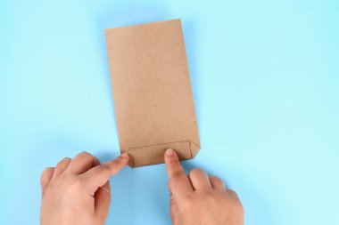 Diy babalar gün hediye çantası paketi gömlek kravat işçiliği kağıt mavi bir arka plan üzerinde.