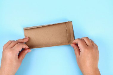 Diy babalar gün hediye çantası paketi gömlek kravat işçiliği kağıt mavi bir arka plan üzerinde.