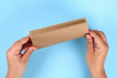 Diy babalar gün hediye çantası paketi gömlek kravat işçiliği kağıt mavi bir arka plan üzerinde.