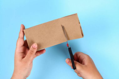 Diy babalar gün hediye çantası paketi gömlek kravat işçiliği kağıt mavi bir arka plan üzerinde.