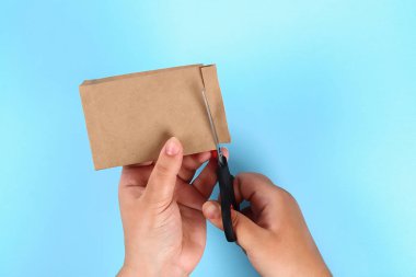 Diy babalar gün hediye çantası paketi gömlek kravat işçiliği kağıt mavi bir arka plan üzerinde.