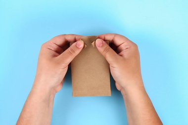 Diy babalar gün hediye çantası paketi gömlek kravat işçiliği kağıt mavi bir arka plan üzerinde.