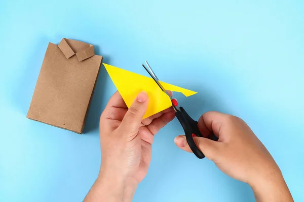 Diy padres día regalo bolsa paquete camisa con corbata elaboración de papel sobre un fondo azul . —  Fotos de Stock