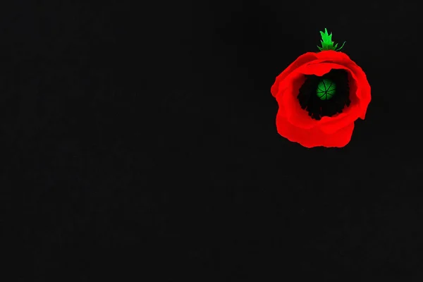 Diy paper red poppy Anzac Dia, Lembrança, Lembrar, Memorial day crepe paper on black background . — Fotografia de Stock
