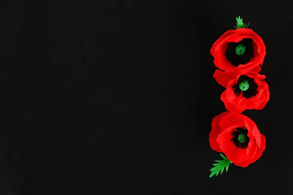 DIY papier Red Poppy Anzac dag, Remembrance, vergeet niet, Memorial Day crêpepapier op zwarte achtergrond. — Stockfoto