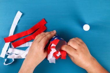 Diy windsocks 4 Temmuz tuvalet kol ve krep kağıt renkleri Amerikan bayrağı, kırmızı, mavi ve beyaz