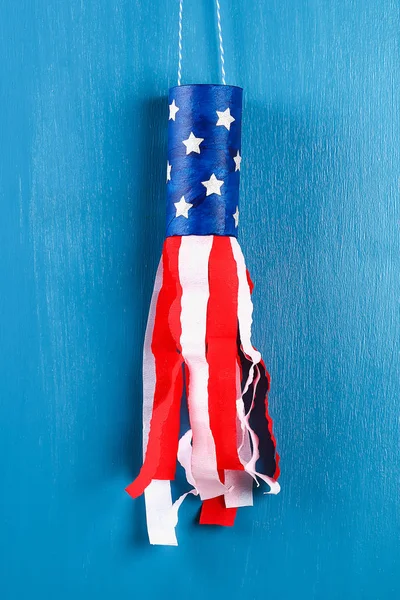 Diy windsocks 4 de julio manga del inodoro y crepé colores de papel bandera americana, rojo, azul y blanco — Foto de Stock