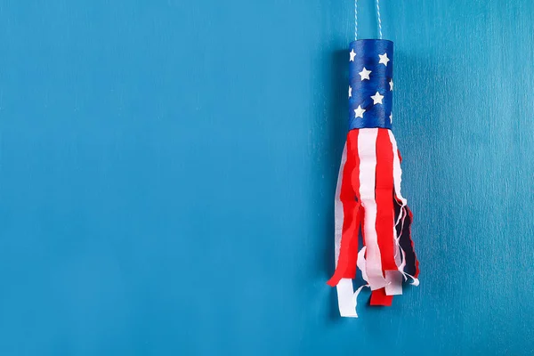 Diy windsocks 4 de julio manga del inodoro y crepé colores de papel bandera americana, rojo, azul y blanco — Foto de Stock