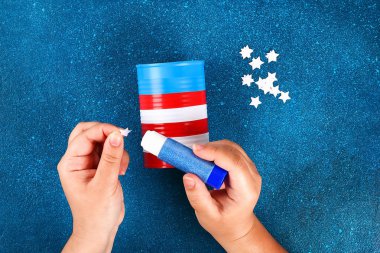 Diy vazo 4 Temmuz'dan ton koyu, Amerikan bayrağının elektrik bandı renkleri, kırmızı, mavi ve beyaz.