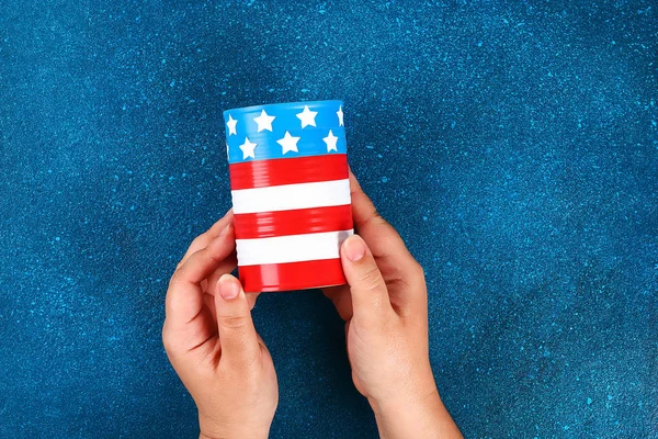 Jarrón Diy 4 de julio de lata, cinta eléctrica colores de la bandera americana, rojo, azul y blanco . — Foto de Stock