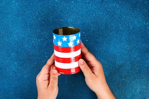 Jarrón Diy 4 de julio de lata, cinta eléctrica colores de la bandera americana, rojo, azul y blanco . — Foto de Stock