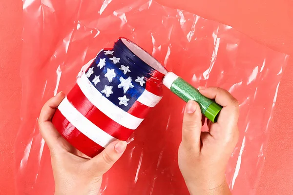 Jarrón Diy 4 de julio frasco de vidrio, pintura acrílica, brillo, cinta de color bandera americana rojo azul blanco — Foto de Stock