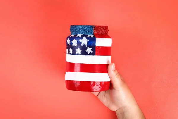 Jarrón Diy 4 de julio frasco de vidrio, pintura acrílica, brillo, cinta de color bandera americana rojo azul blanco — Foto de Stock