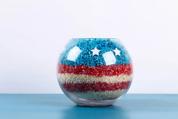 Diy 4 de julio jarrón de jarrones de vidrio y arroz de colores bandera americana, rojo, azul, blanco . — Foto de Stock