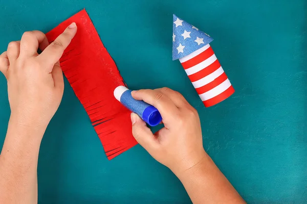 Diy 4 julio petard inodoro manga, papel, cartón color bandera americana rojo azul blanco — Foto de Stock