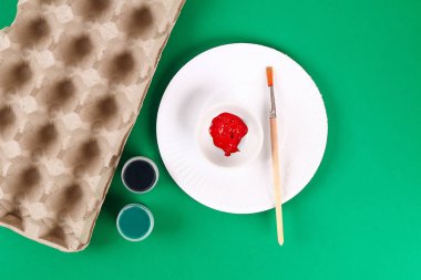 Diy çelenk kırmızı haşhaş Anzak Günü, Anma, Hatırla, Anma günü karton yumurta tepsileri yapılmış.