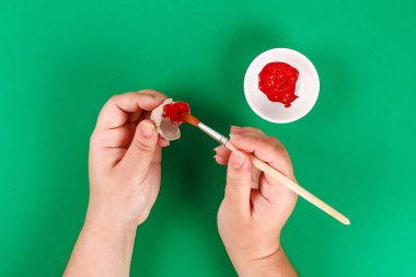 Diy çelenk kırmızı haşhaş Anzak Günü, Anma, Hatırla, Anma günü karton yumurta tepsileri yapılmış.