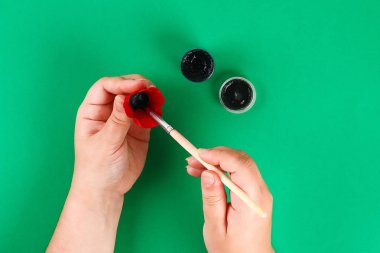 Diy çelenk kırmızı haşhaş Anzak Günü, Anma, Hatırla, Anma günü karton yumurta tepsileri yapılmış.