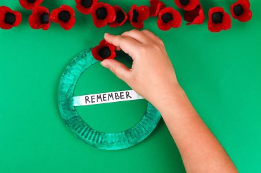 Diy çelenk kırmızı haşhaş Anzak Günü, Anma, Hatırla, Anma günü karton yumurta tepsileri yapılmış.