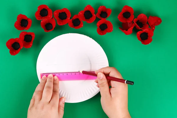 DIY krans Red Poppy Anzac dag, Remembrance, vergeet niet, Memorial Day gemaakt van kartonnen ei trays. — Stockfoto