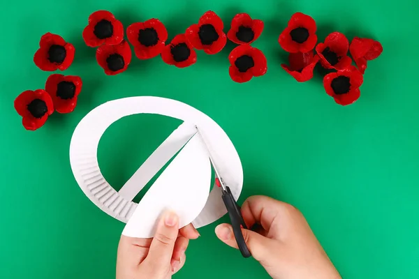 Diy kranz roter mohn anzac tag, gedenken, erinnern, gedenktag aus pappe eierbecher. — Stockfoto