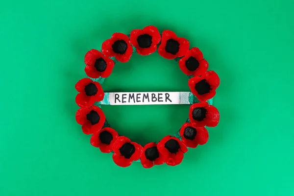 DIY krans Red Poppy Anzac dag, Remembrance, vergeet niet, Memorial Day gemaakt van kartonnen ei trays. — Stockfoto