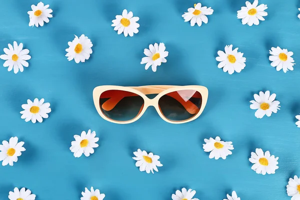 Óculos de sol e margaridas em fundo azul. Vista superior. Fundo de verão. Depósito plano . — Fotografia de Stock