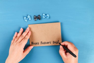 Diy tebrik kartı baba gün makarna formu papyon mavi arka plan. Hediye fikri, dekor Baba günü, Baba.