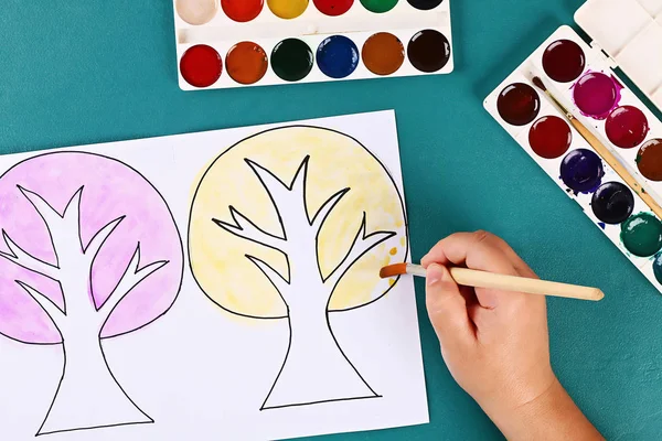 Albero di carta fai da te quattro stagioni estate, autunno, inverno, primavera. Albero 4 stagione. Creatività dei bambini — Foto Stock