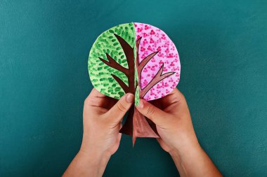 Diy kağıt ağacı dört mevsim yaz, sonbahar, kış, ilkbahar. Ağaç 4 mevsimi. Çocuk yaratıcılığı