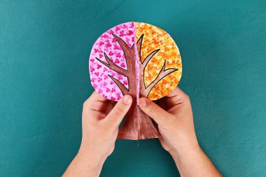 Diy kağıt ağacı dört mevsim yaz, sonbahar, kış, ilkbahar. Ağaç 4 mevsimi. Çocuk yaratıcılığı