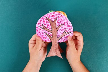 Diy kağıt ağacı dört mevsim yaz, sonbahar, kış, ilkbahar. Ağaç 4 mevsimi. Çocuk yaratıcılığı