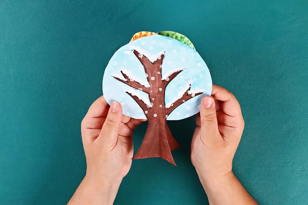 Diy Papierbaum vier Jahreszeiten Sommer, Herbst, Winter, Frühling. Baum 4 Saison. Kreativität der Kinder — Stockfoto