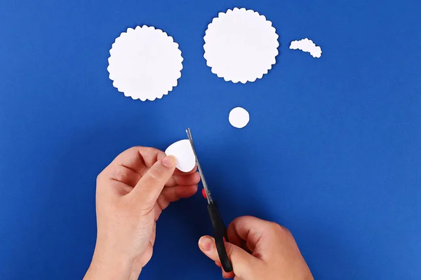 Diy Eid al adha cordeiro ovelhas doce de papel doce, paus de madeira para sorvete no fundo azul — Fotografia de Stock