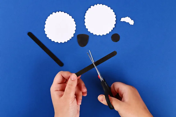 Diy Eid al adha cordeiro ovelhas doce de papel doce, paus de madeira para sorvete no fundo azul — Fotografia de Stock