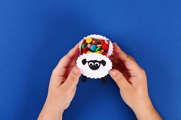 Diy eid al adha lamm sheep sweet candy paper, holzstäbchen für eis auf blauem hintergrund — Stockfoto