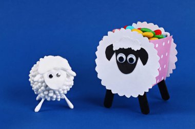 Diy Eid al adha kuzu koyun pamuk pedleri, pamuk tomurcukları, mavi Hediye fikir üzerinde bezler, dekor Kurban Bayramı