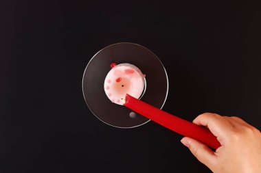 Diy Halloween Halloween beyaz mum siyah arka plan üzerinde kan damlaları gibi kırmızı balmumu kaplı