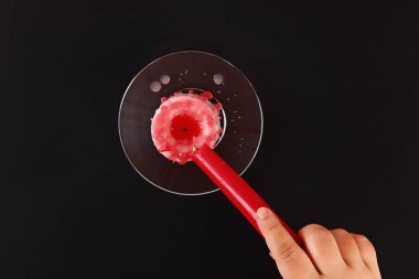 Diy Halloween Halloween beyaz mum siyah arka plan üzerinde kan damlaları gibi kırmızı balmumu kaplı