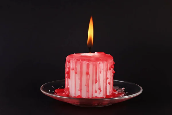 DIY Halloweenské Halloween bílá svíčka pokrytá červeným voskem jako kapky krve na černém pozadí — Stock fotografie