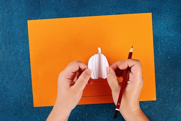 DIY Halloweenská papírová dýně na černém pozadí. Nápad s dárkem, výzdoba Halloween — Stock fotografie