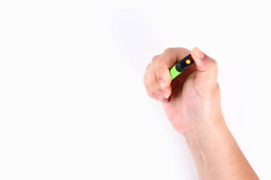 Kız beyaz arka planda bir çakmak ateşler. Üst görünüm.