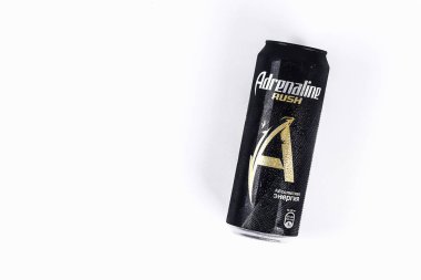 Alüminyum siyah kalay beyaz arka planda adrenalin acele güç olabilir. Stavropol, Haziran 2019.