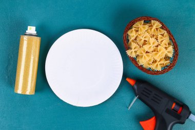 Mavi arka plan üzerinde Diy Noel makarna çelenk. Hediye fikri, dekor Noel, Xmas, Yeni Yıl