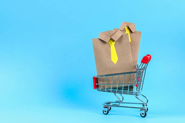 Ambachtelijke pakketten cadeaus voor vaderdag in de vorm van een shirt en stropdas. Een cadeau voor vaderdag. — Stockfoto