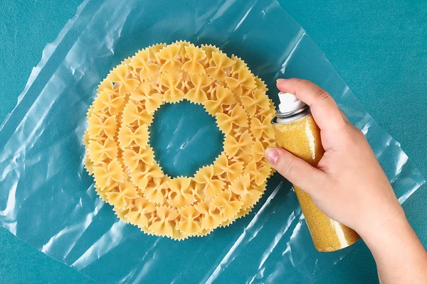 Mavi arka plan üzerinde Diy Noel makarna çelenk. Hediye fikri, dekor Noel, Xmas, Yeni Yıl